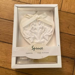 Spruce- jasmine scented clay diffuser